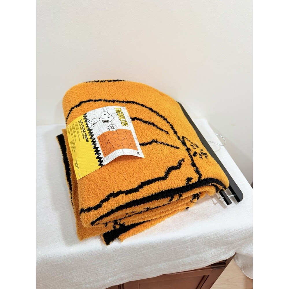 Peanuts Snoopy Halloween Pumpkin Soft Plush Throw Blanket 50x70 NWT - Picture 7 of 10
